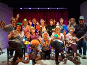 Grup de gent de la tercera edat fent teatre