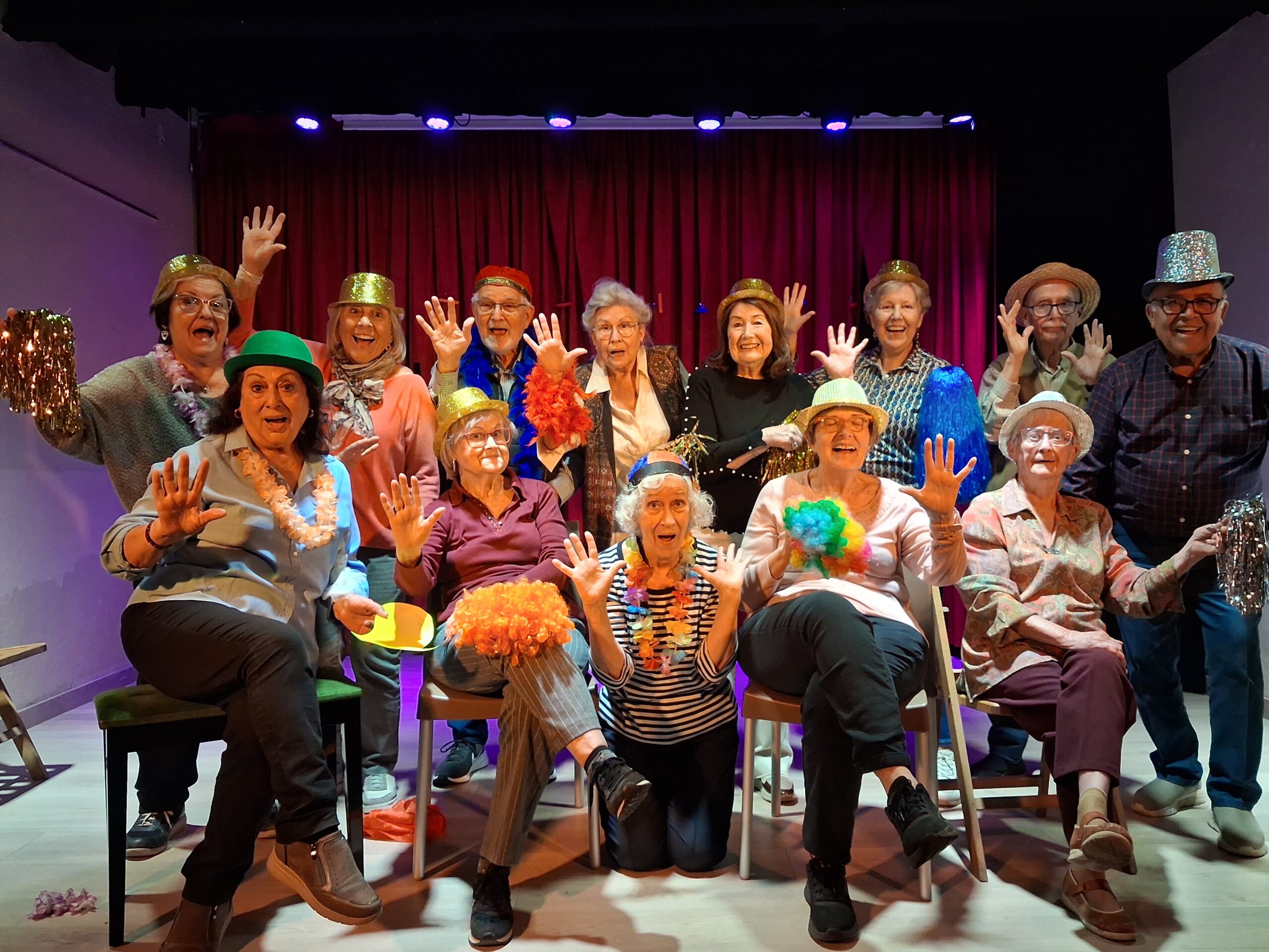 Grup de gent de la tercera edat fent teatre