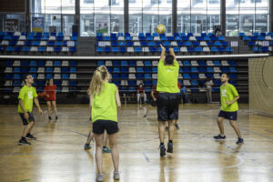 Equip jugant a voleibol en un pavelló