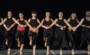 Grup de persones ballant dansa d'arrel tradicional