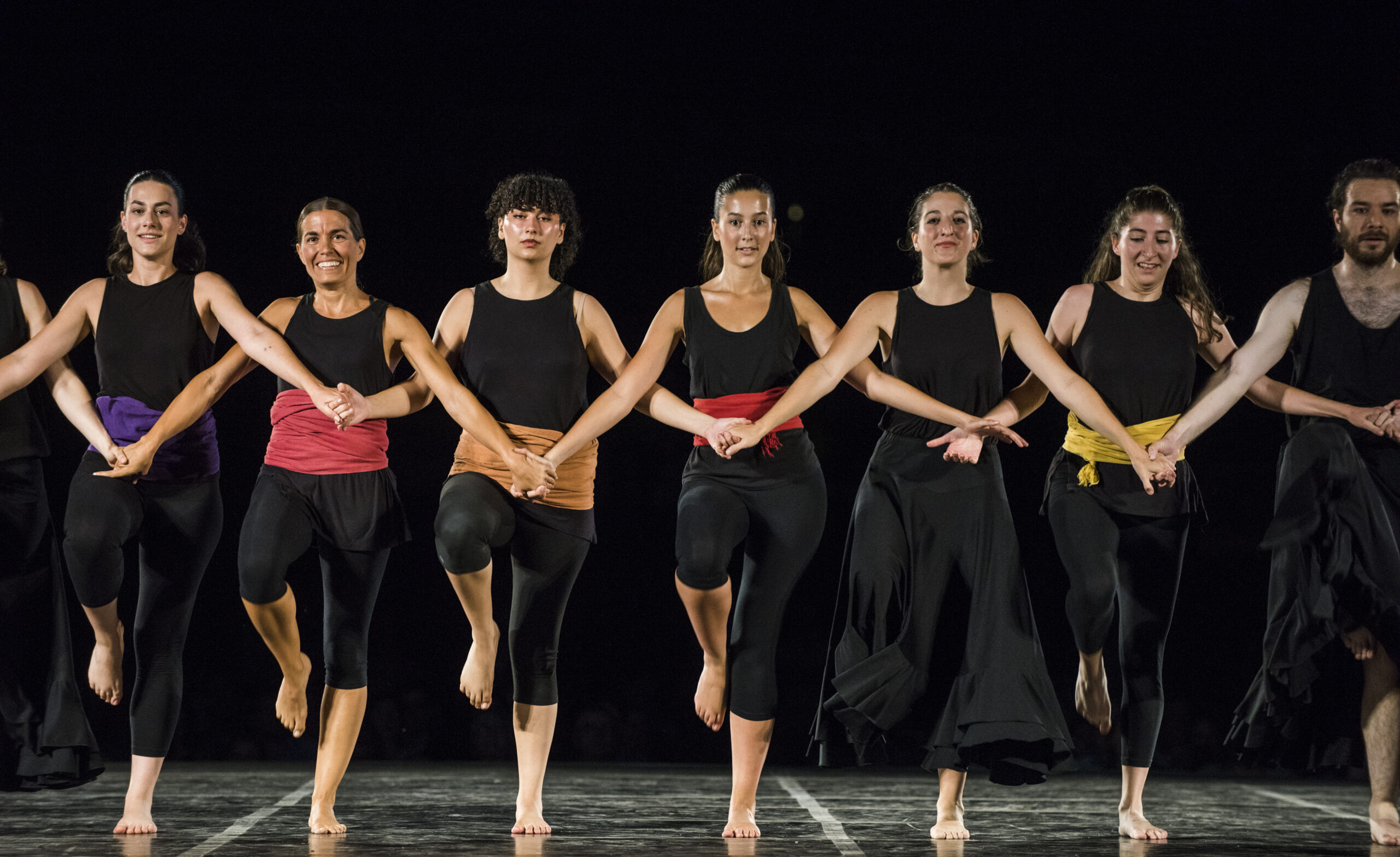 Grup de persones ballant dansa d'arrel tradicional