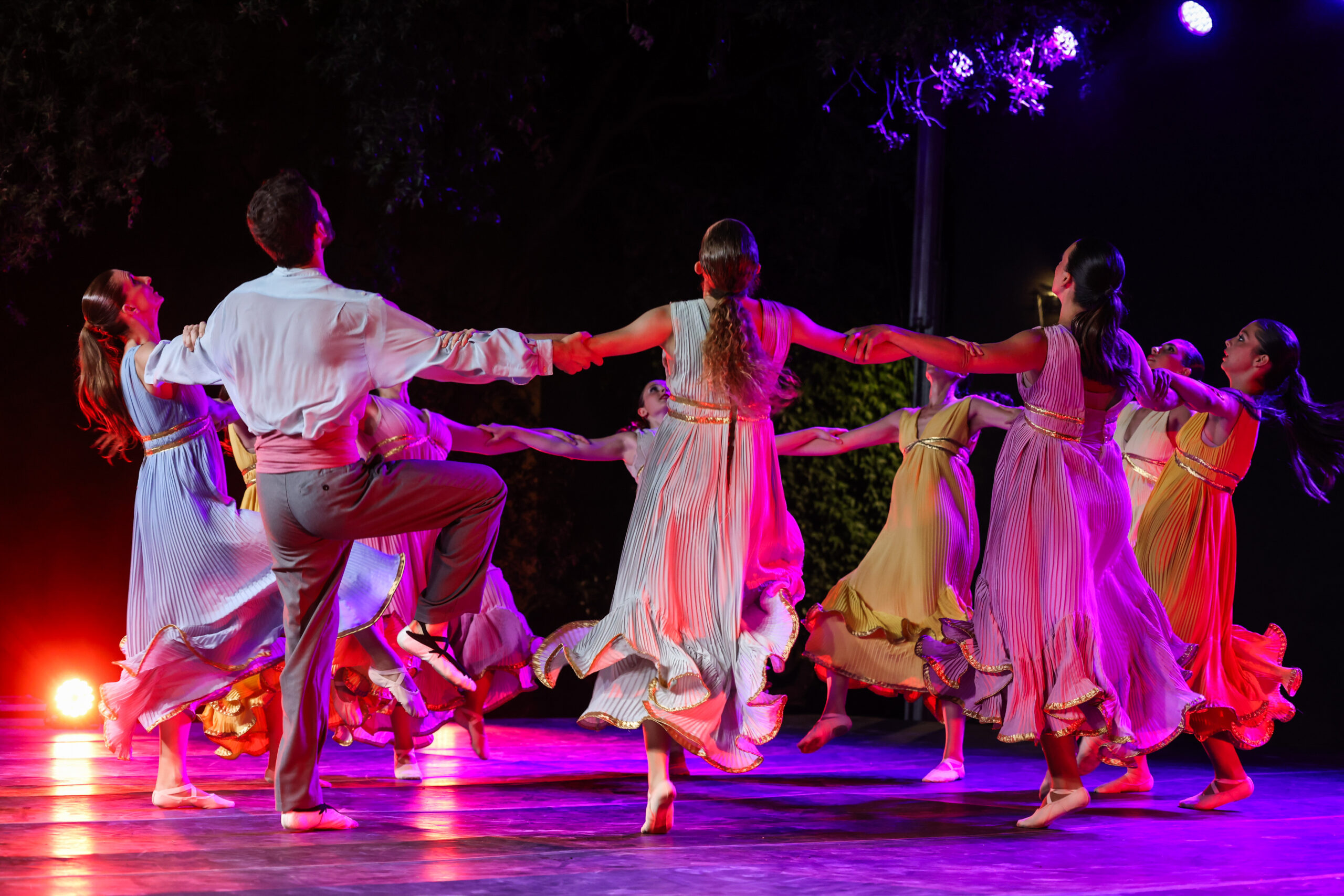 Esbart Mediterrània: dansa catalana d'arrel tradicional a la pl. de l’Om