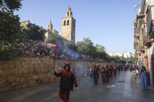 Els Diables de Sant Cugat amb bengales pel Seguici d'Inici de Festa Major caminant pel carrer de la Torre