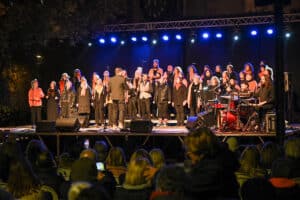 El grup de gospel Gospel Beat cantant en un escenari