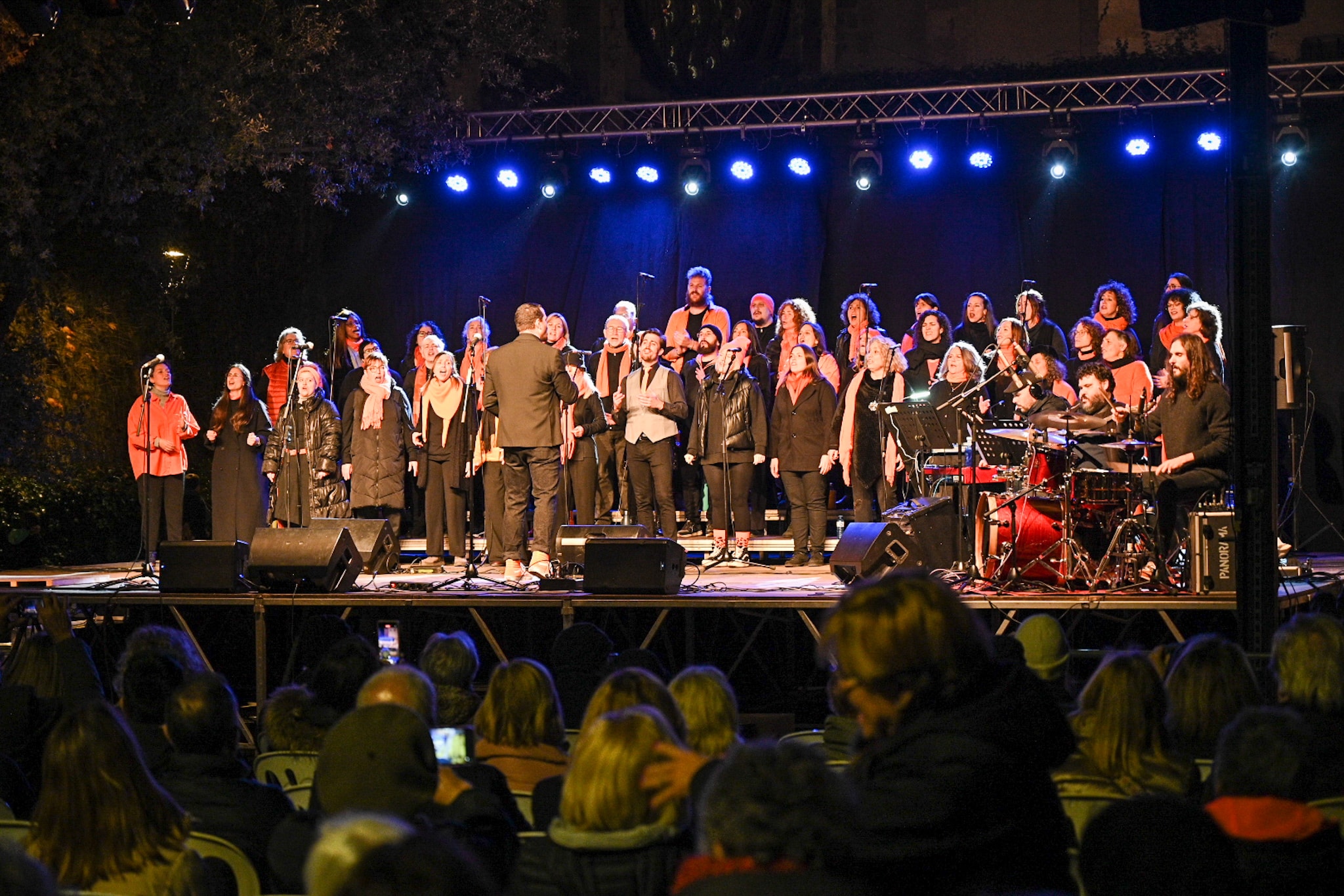 El grup de gospel Gospel Beat cantant en un escenari